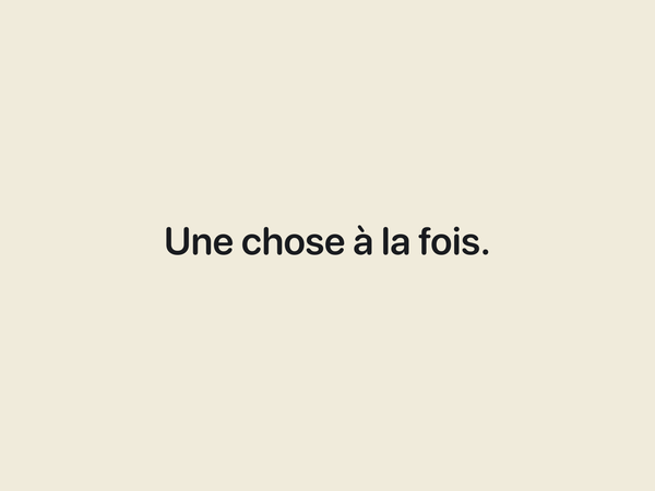 Un message personnel avec le style Papier et l’horloge masquée. Clock Pro. Texte d’exemple enregistré uniquement sur l’appareil.